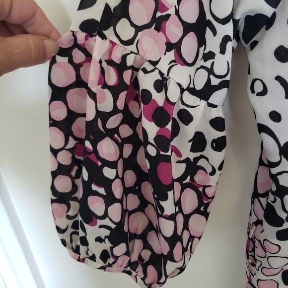 BCBGMaxazria Patterned Top With Puff Sleeves - Picture 4 of 8